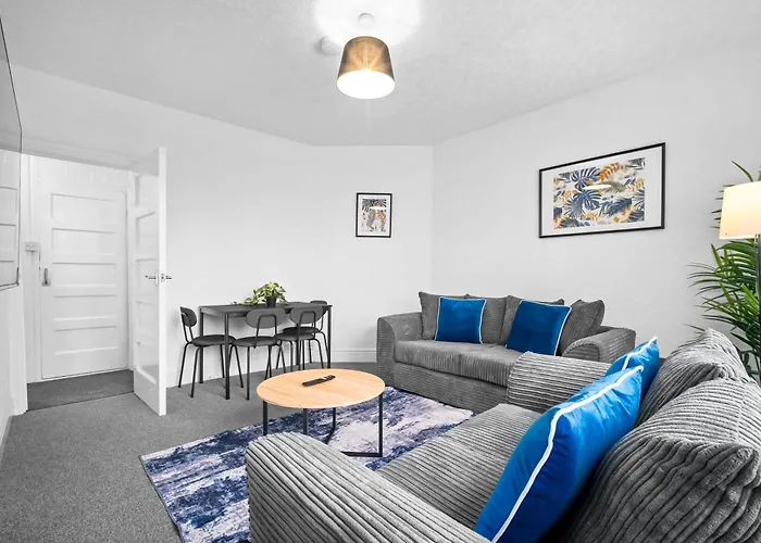 Luxury Two Bedroom Apartment - On Street Parking Available - Netflix - Wifi - Top Rated - 311M