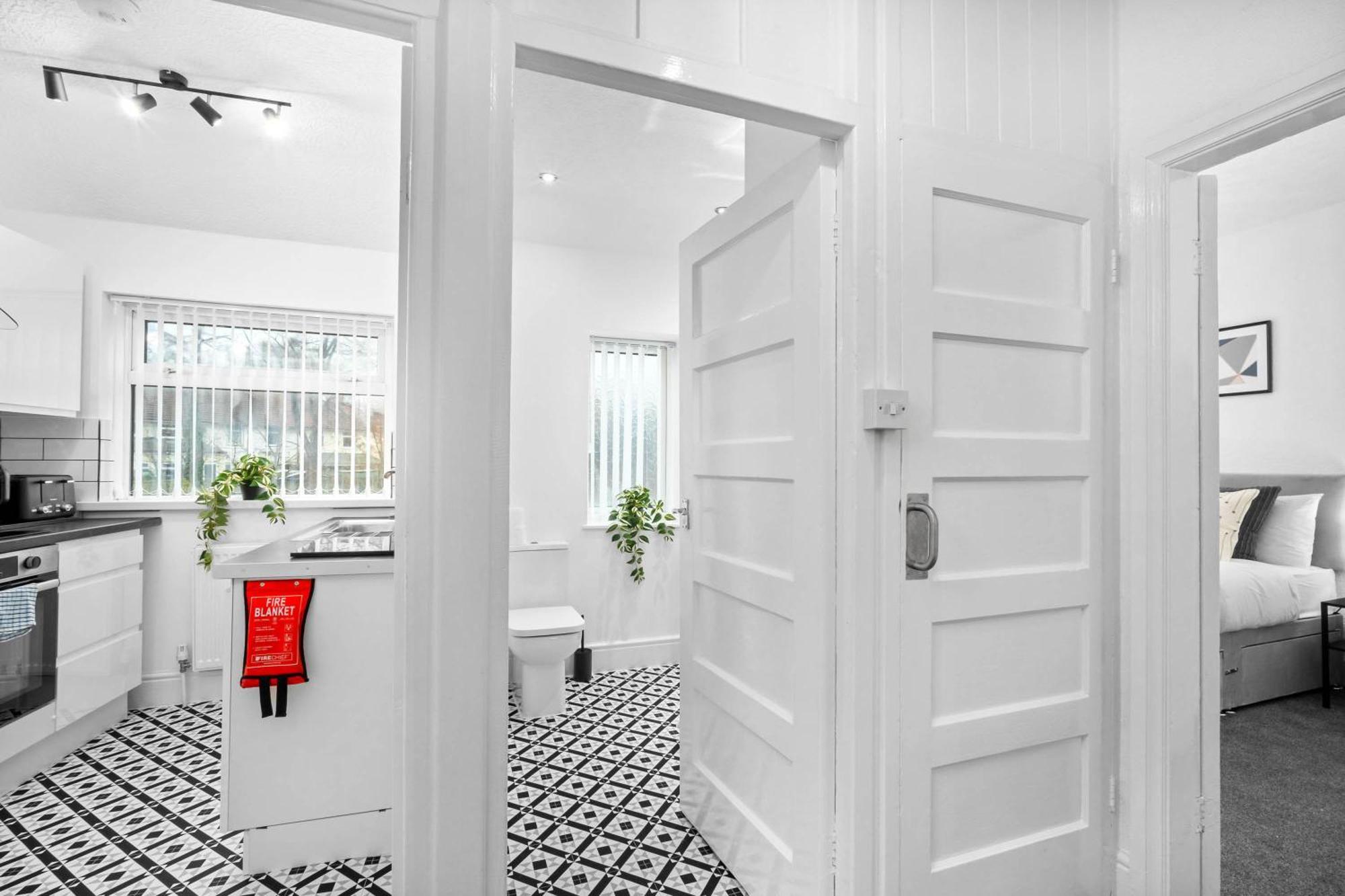 Luxury Two Bedroom - On Street Parking Available - Netflix - Wifi - Rated - 311m